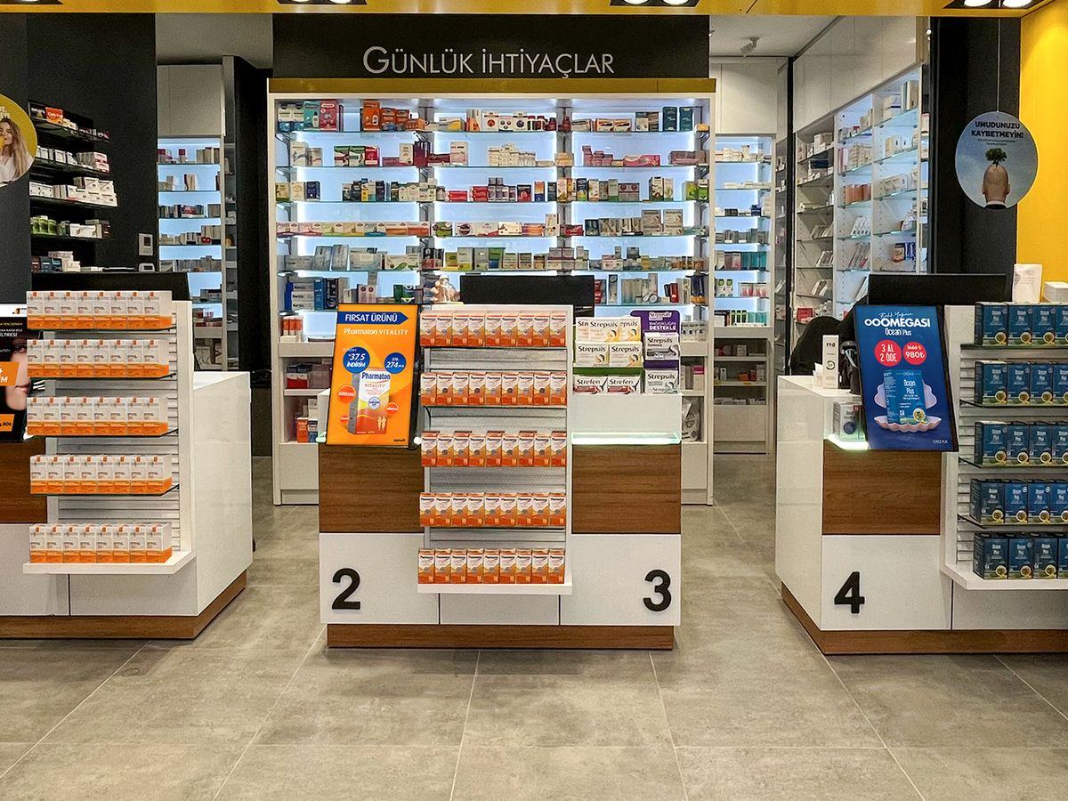 Eczane içinde reyon başlarına yerleştirilmiş numaralandırılmış ekranlar