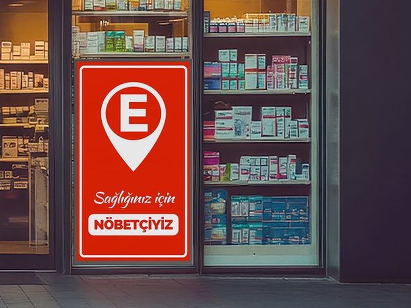 Eczane cephesinde kırmızı zeminli, nöbetçi olduğunu duyuran dikey LED ekran