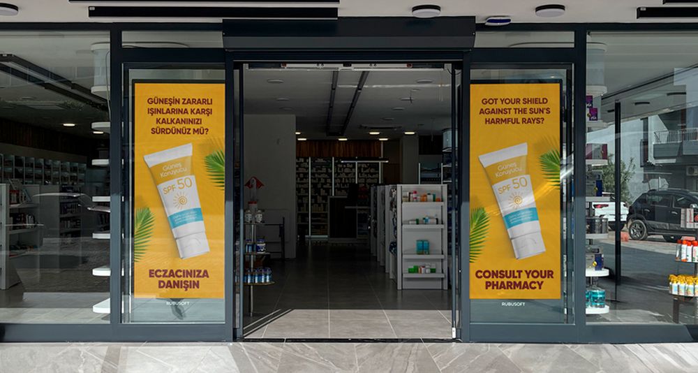 Giriş kapısı camlarında iki adet dikey LED ekran